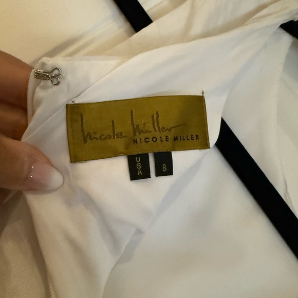 Nicole Miller White Ruched Sheath Dress | Size 8 | Elegant & Timeless - Picture 3 of 4